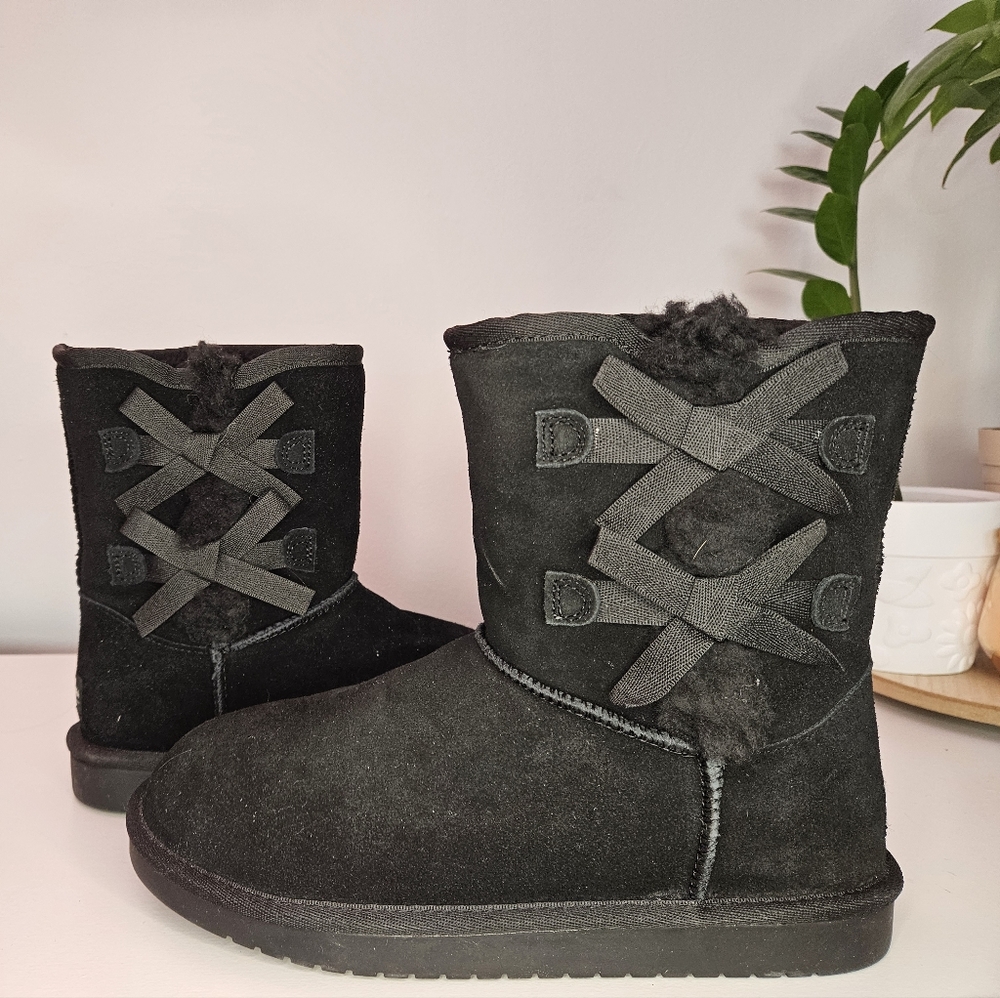 Koolaburra by Ugg Kids Victoria Short Boot in Black size 5